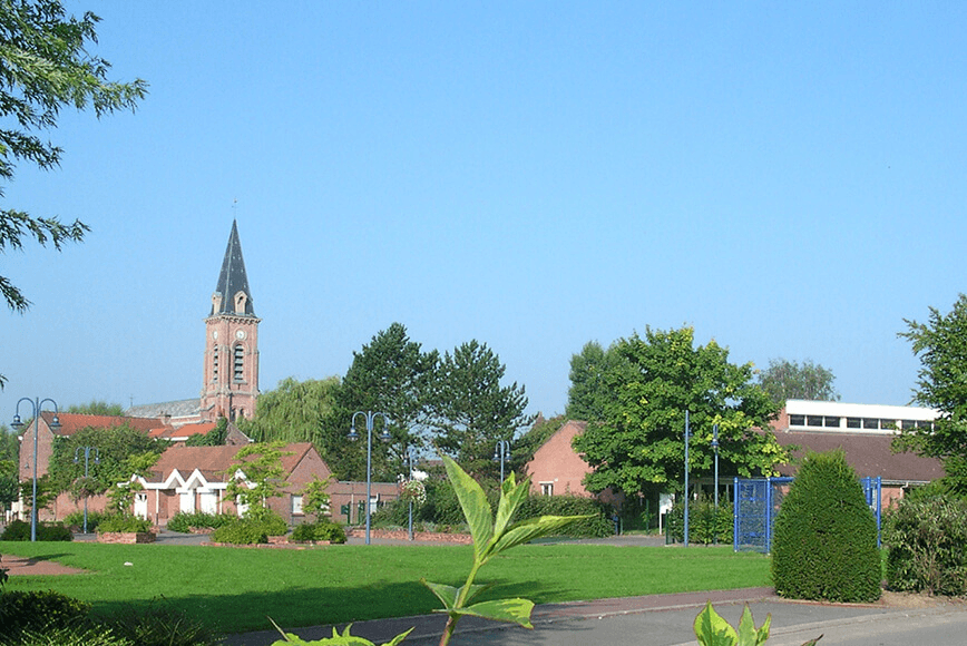 Centre village (source wikimedia ChrisDeLompret - Own work)
