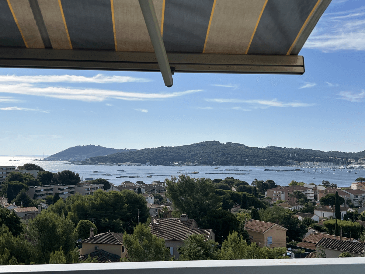 Coline de Tamaris avec vue sur la baie du Lazaret 