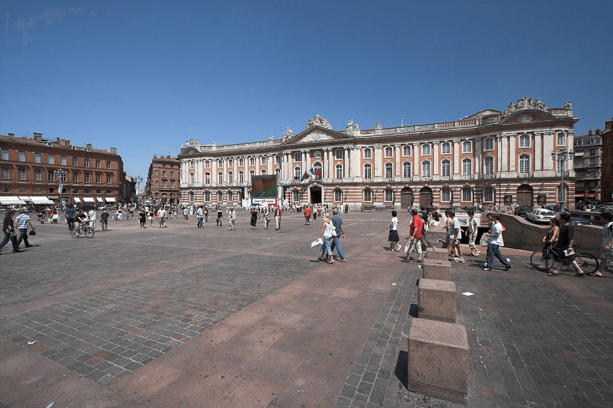 Place du capitole, mairie et centre-ville