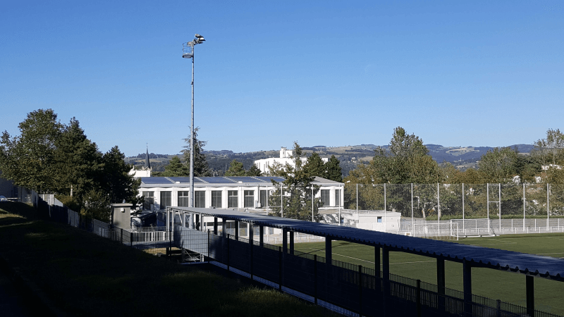 Promenade le long des espaces sportifs